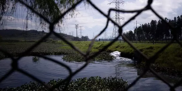Creación de espumas en el río Balsillas vista desde un puente aledaño.