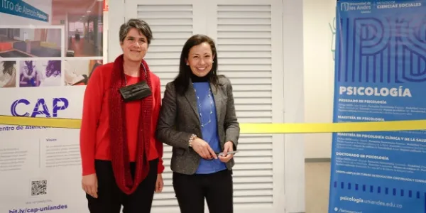Ana Lucía Jaramillo, directora del Dpto de Psicología y Raquel Bernal, rectora de Uniandes.