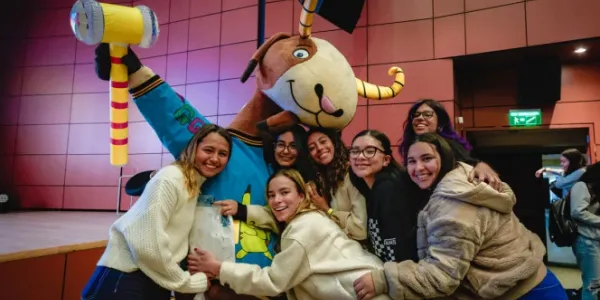Grupo de estudiantes de Universidad de los Andes abrazados y sonrientes