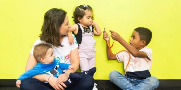Natalia Cano junto a niños