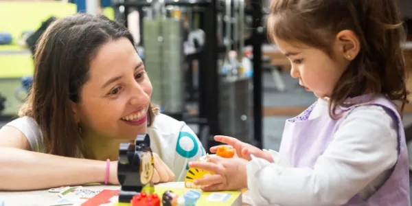 Natalia Cano con una niña