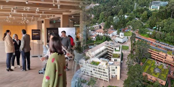 Personas en el Campus de Uniandes hablando sobre IA