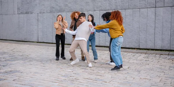 ¿Qué es “farmear aura”?: El fenómeno viral de los jóvenes