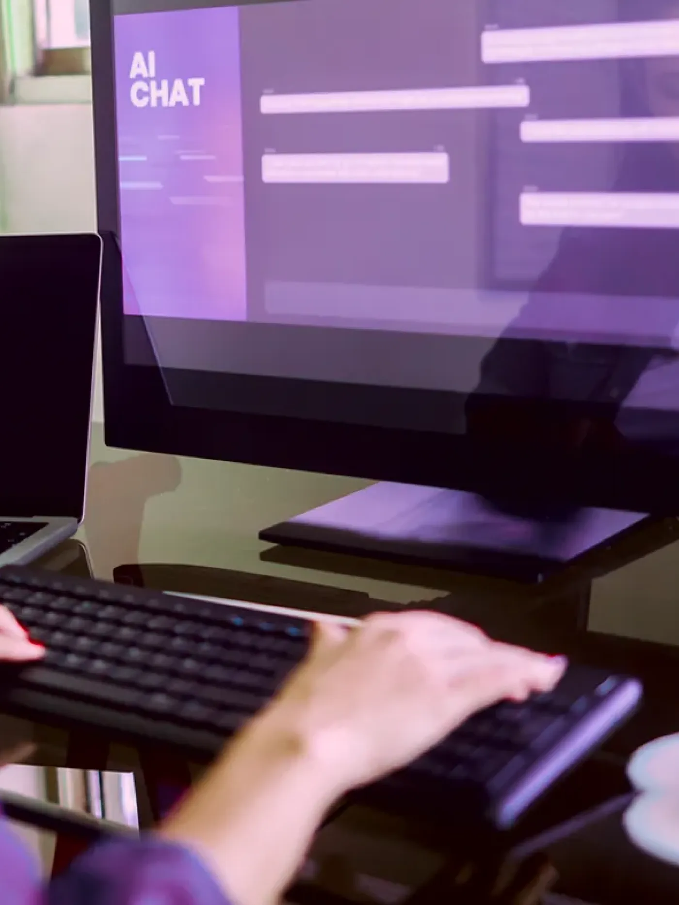Mujer tecleando en un computador