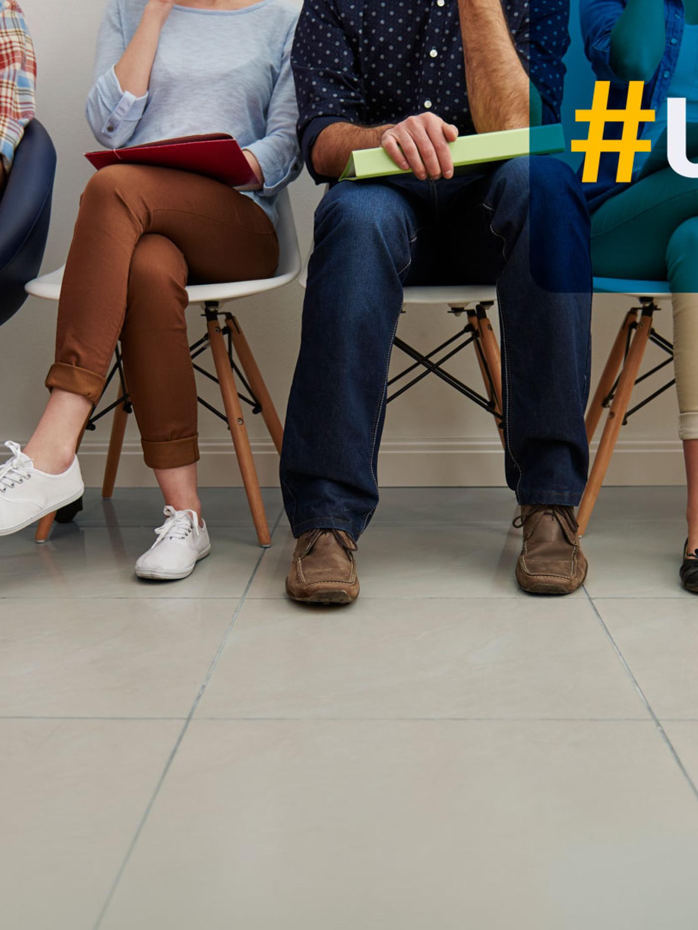 Personas sentadas debatiendo sobre el país
