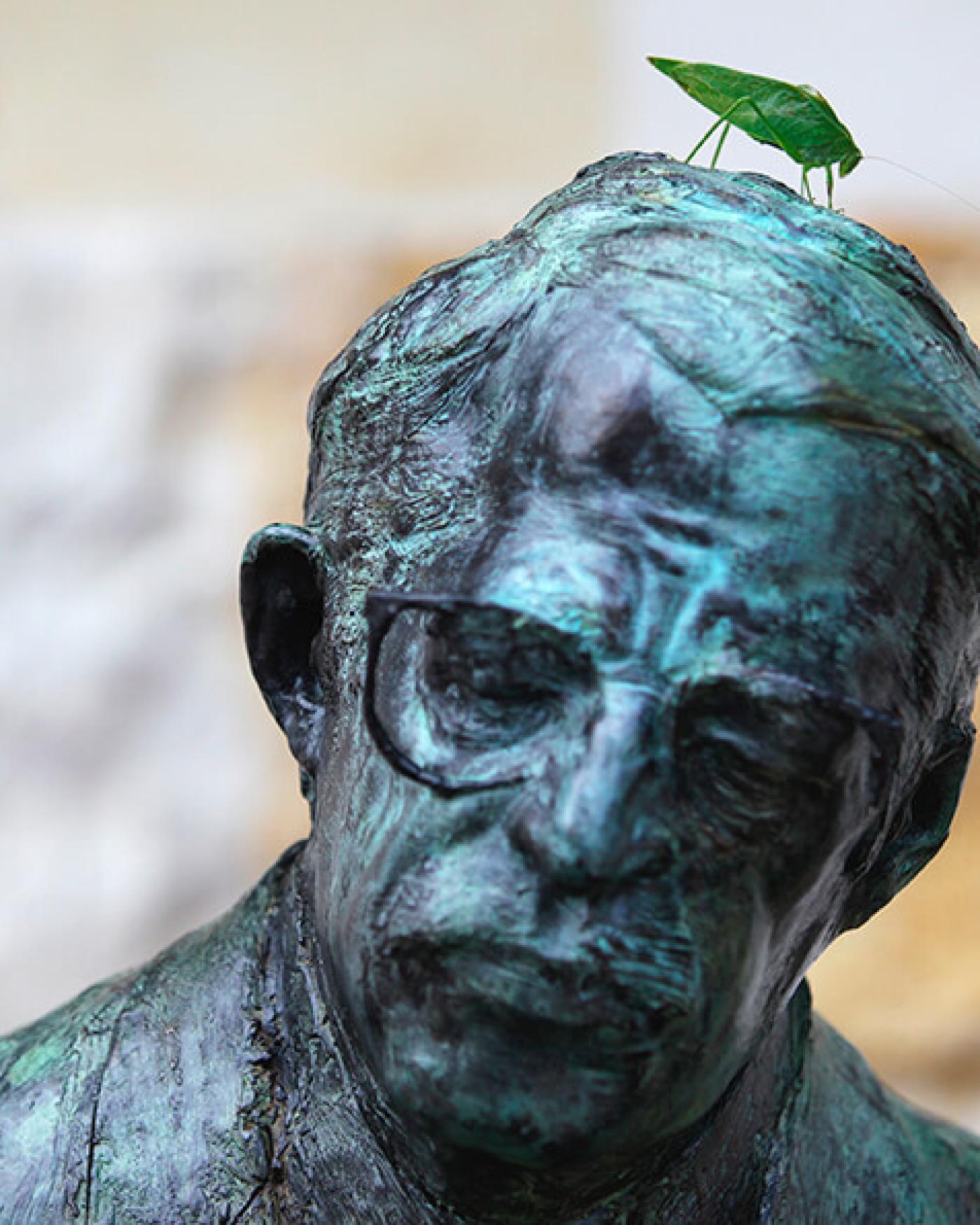 estatua mario laserna