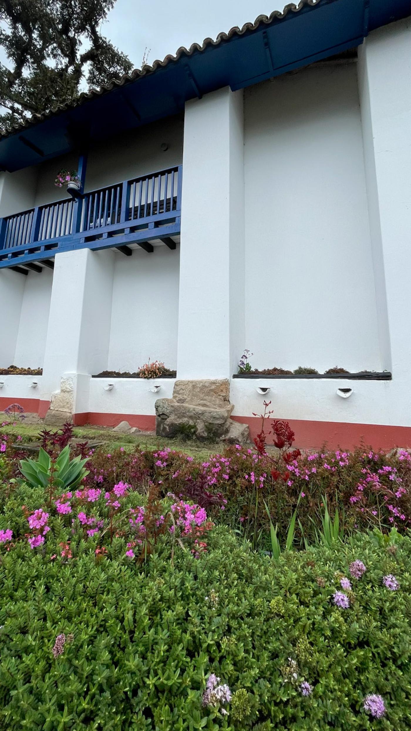 Foto del balcón con su ante jardín