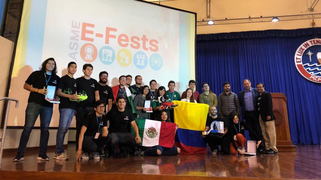 20 jóvenes en una tarima con banderas de Perú y Colombia